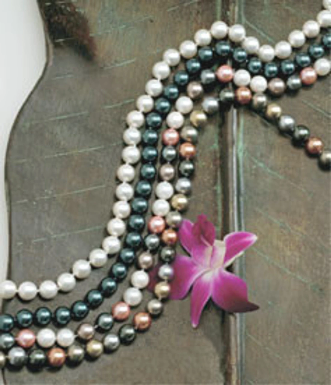 Jewel Of The Sea Mother Of Pearl Necklace: Multi-Colored Dark 5 Jewel Of The Sea Mother Of Pearl Necklace: Multi-Colored Dark - Image 3
